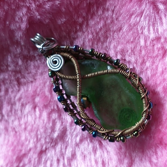 NWT Handcrafted Wire Weaved Beach Glass and Brass Pendant - Picture 3 of 6